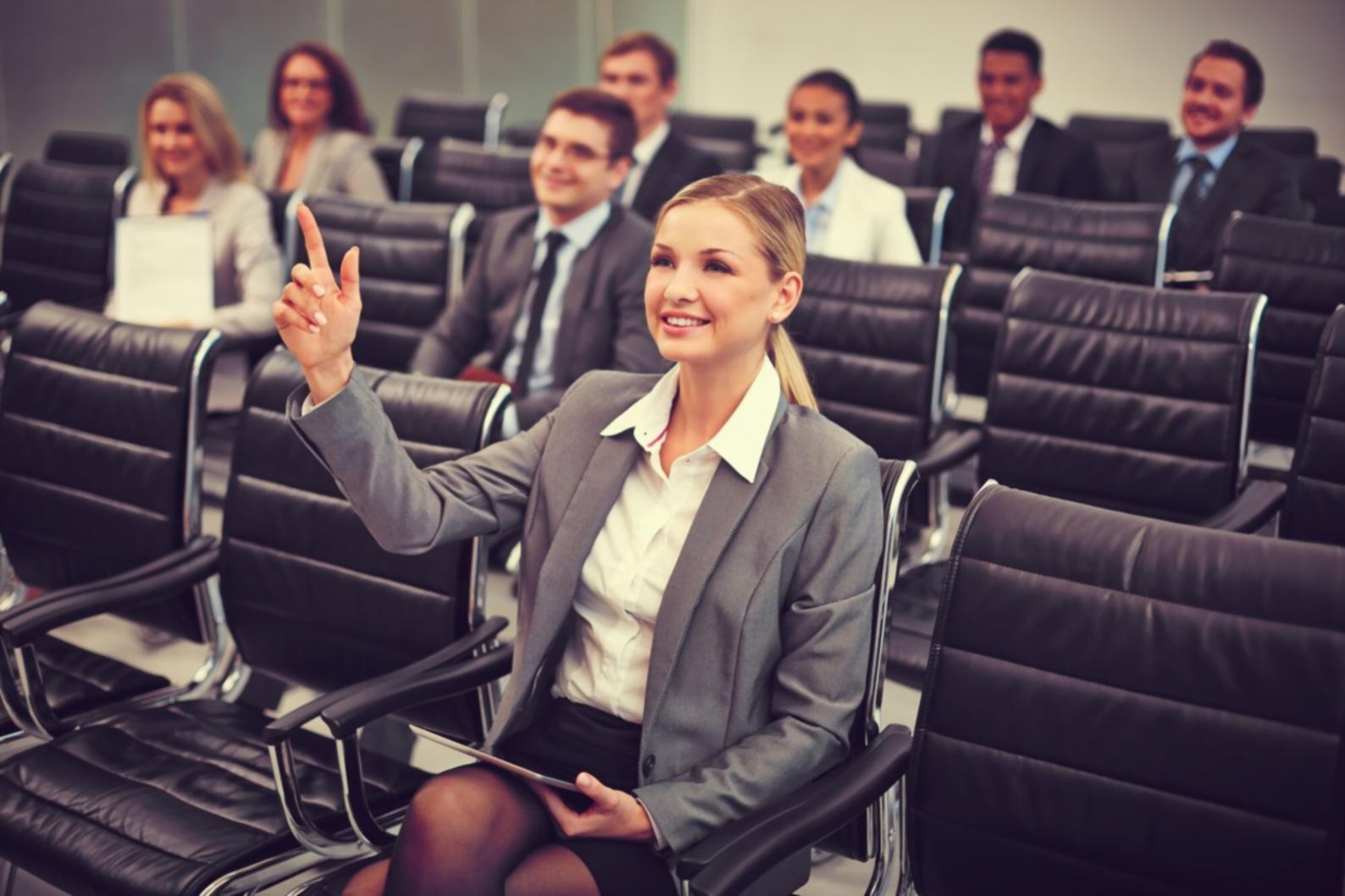 Person arbeitet konzentriert an Finanzplanung mit Taschenrechner